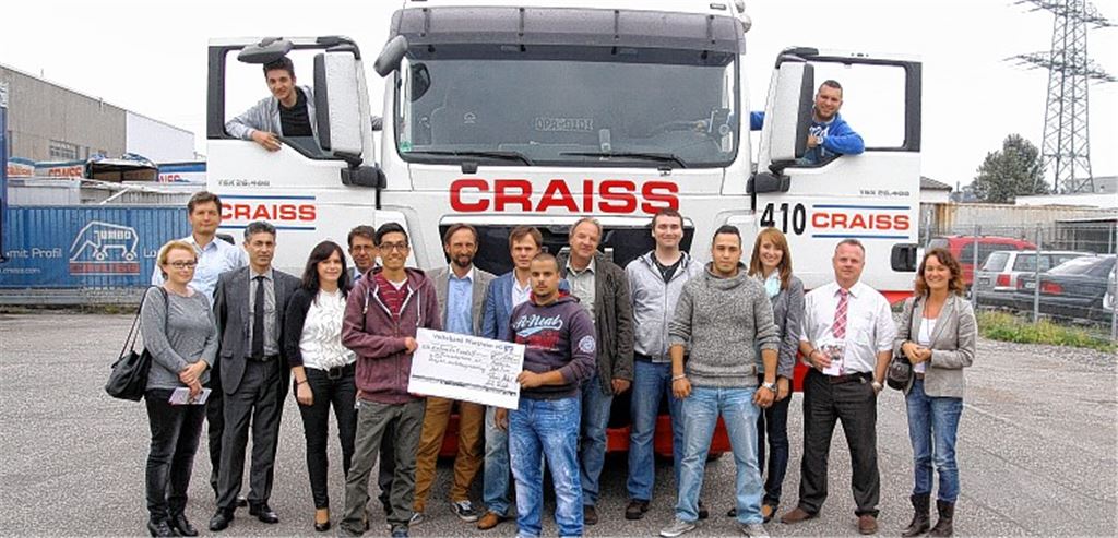 Die glücklichen Auszubildenden mit Vertretern der Firmen Craiss, Gutmann, Gerst Ingenieure und Elser-Druck sowie Unterstützern und Verantwortlichen für das Projekt „Ausbildungscoaching“. Foto: Goertz