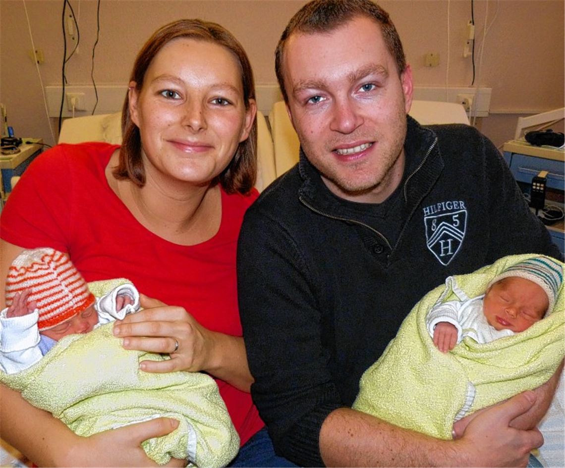 Die glücklichen Eltern Laura und Andreas Fritz mit Lennart (rote Mütze) und Oskar.