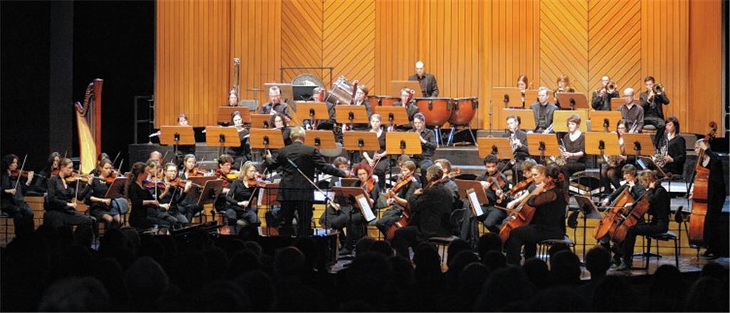 Die groß besetzte Sinfonietta Mühlacker gibt unter der Leitung von Wolfhard Bickel ihr erstes Konzert im Mühlehof.