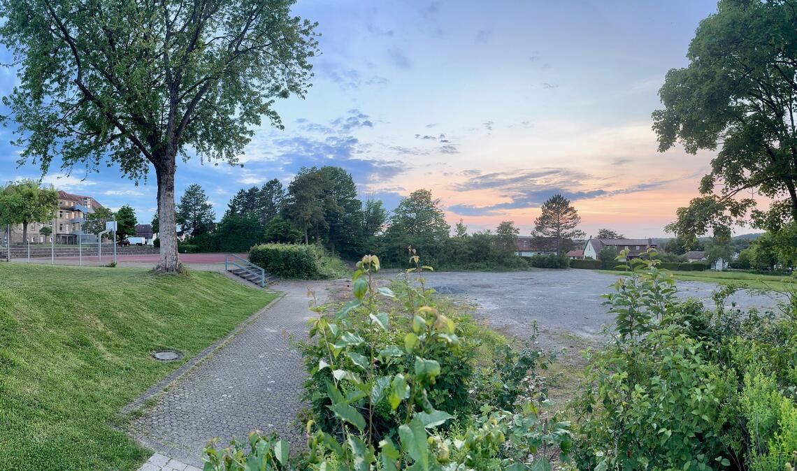 Die große Freifläche zwischen Schule (links im Hintergrund), der neuen Sporthalle und dem Kinderhaus Öläcker eignet sich nur auf den ersten Blick unvoreingenommen für eine Wohnbebauung. Foto: Goertz