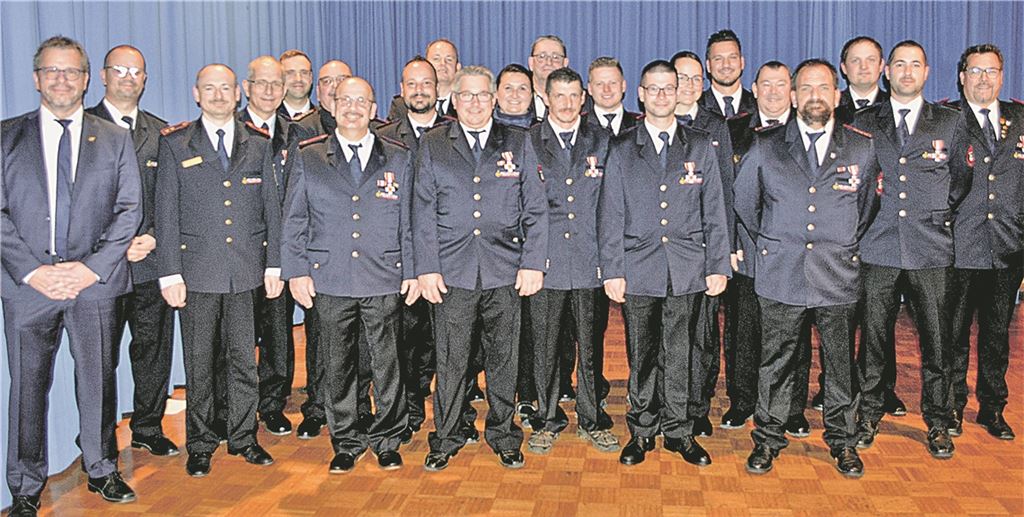 Die große Gruppe der Geehrten und Beförderten bei der Feuerwehr Maulbronn.