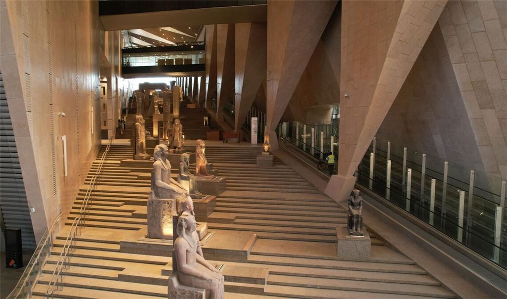 Die große Treppe führt durch vier Epochen im Alten Ägypten.