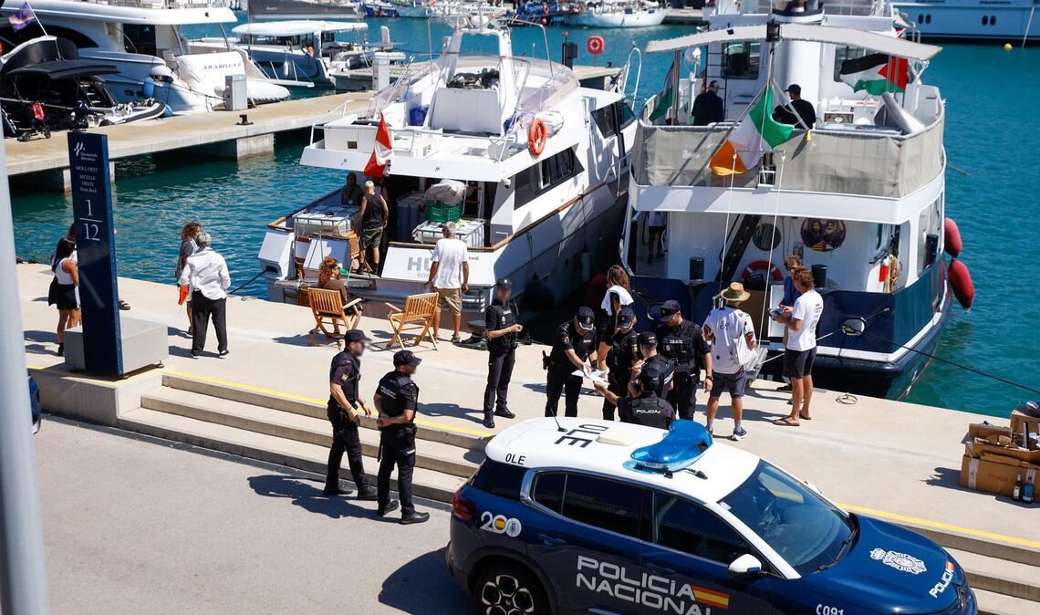 Die gut 20 Boote mit rund 300 propalästinensischen Aktivisten an Bord nahmen die Fahrt inzwischen wieder auf.