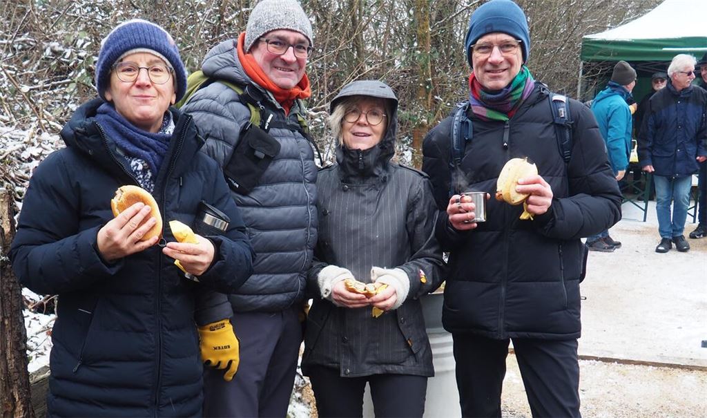 Die gut gelaunte Wandergruppe aus Pforzheim und Stein genießt eine Pause.