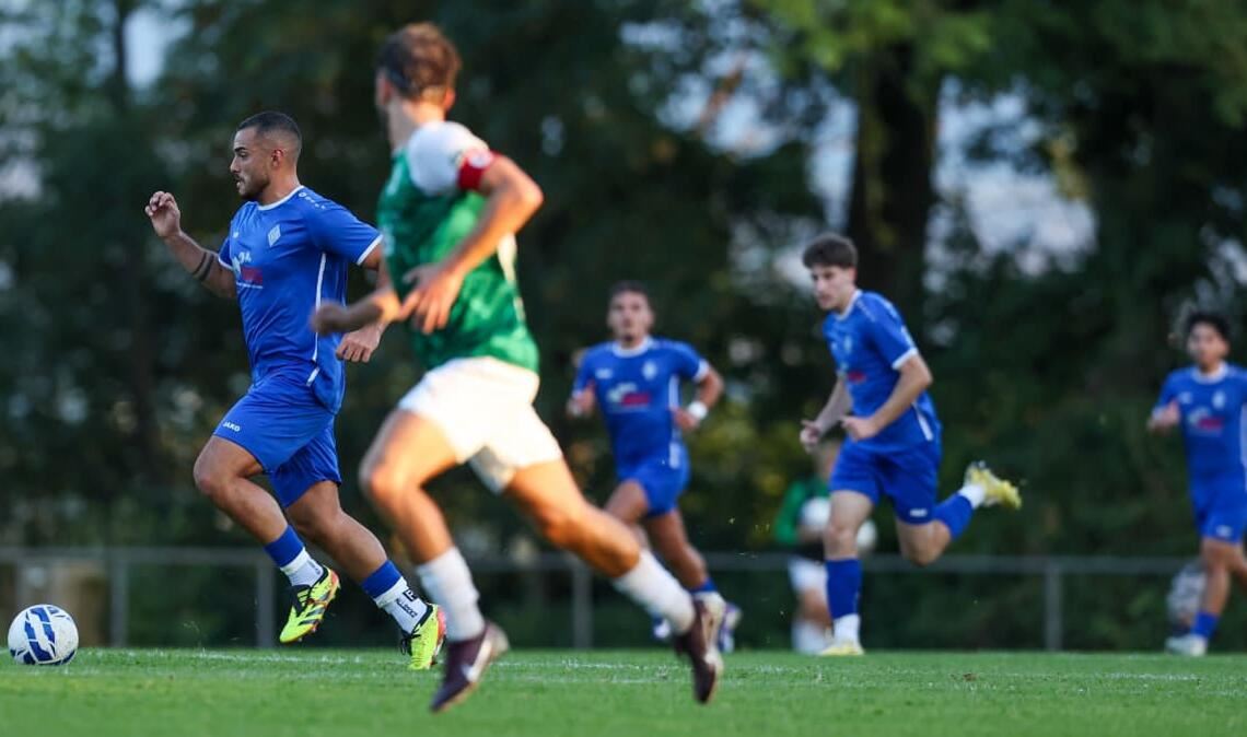 Die gute Nachricht: Mikail Gümüssu (li.) konnte wieder für die SV Böblingen gegen den Ball treten. Die schlechte Nachricht: Nach nicht mal einer Stunde verließ er den Platz mit erneuten Problemen.