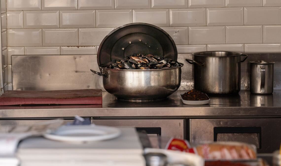 Die häufigsten Symptome bei Lebensmittelvergiftung sind Übelkeit, Erbrechen und Durchfall.