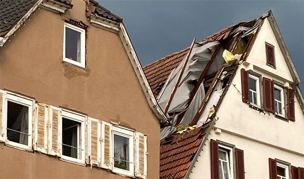 Die heftigen Windböen decken zahlreiche Dächer (teilweise) ab. Foto: Feuerwehr Vaihingen