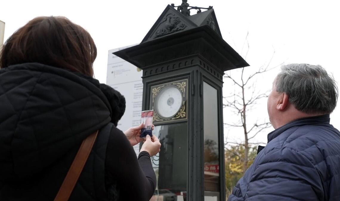 Die historische Annoncenuhr ist eine Sehenswürdigkeit der Stadt Werdau. Als Schaumzucker-Nachbildung sorgt sie weit über die Stadtgrenzen hinaus für Belustigung.