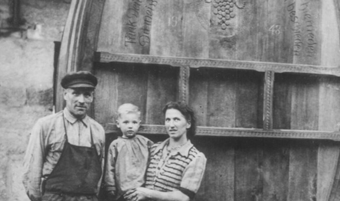 Die historischen Anfänge der Privatkellerei Wangler: Eugen und Frida Wangler mit Sohn Heinrich.