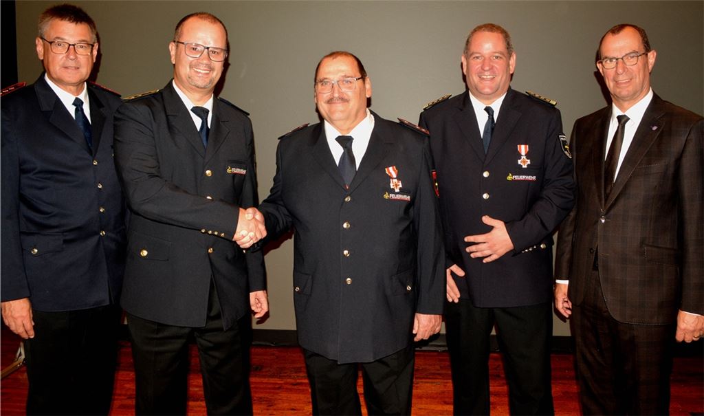 Die höchste Ehrung erhält Hanspeter Schmidt (Mitte), hier mit Michael Gutjahr vom Feuerwehrverband (v.li.), Kreisbrandmeister Carsten Sorg, Kommandant Matthias Donath und Oberbürgermeister Frank Schneider. Foto: Stahlfeld