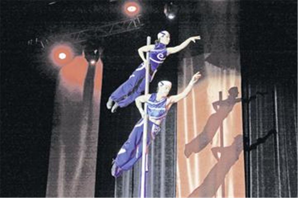 Die hohe Kunst der Akrobatik: Für die Leichtmatrosen von Nos Ipsi wird der Schiffsmast zur Bühne. Fotos: Hansen