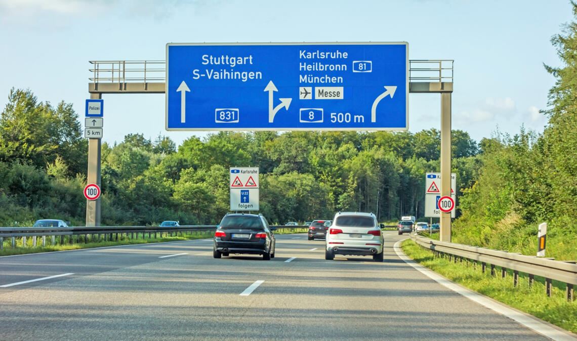 Die hohen Spritpreise sollen durch den Tankrabatt um 17 Cent abgefedert werden. Erfahren Sie, wann die Steuersenkung gilt und welche Kritik es gibt.