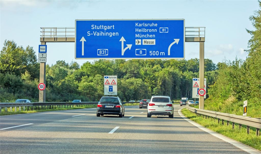 Die hohen Spritpreise sollen durch den Tankrabatt um 17 Cent abgefedert werden. Erfahren Sie, wann die Steuersenkung gilt und welche Kritik es gibt.