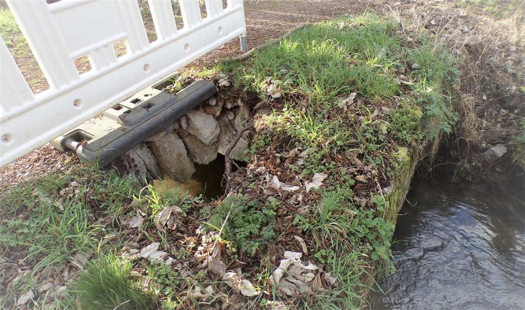 Die idyllisch gelegene Kreuzbachbrücke in Großglattbach weist Schäden auf und ist gesperrt. Fotos: Rapp