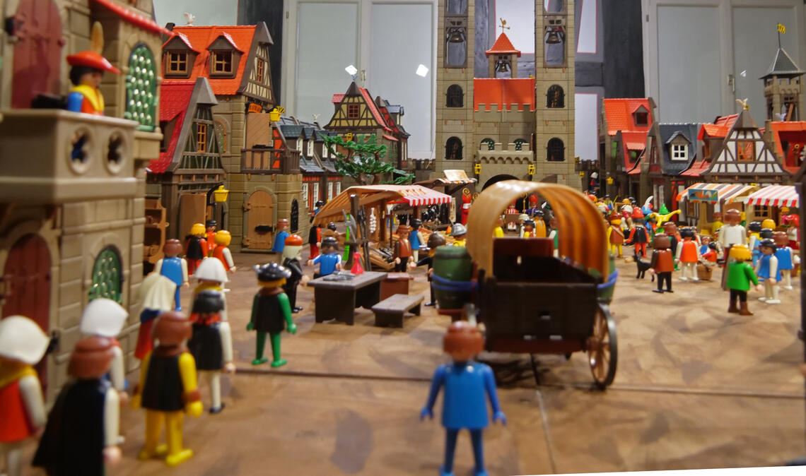 Die imposante „Playmobil“-Installation ist bei der Sonderausstellung „Träume der Kindheit“ im Museum im Schweizer Hof in Bretten ein echter Hingucker. Fotos: Friedrich