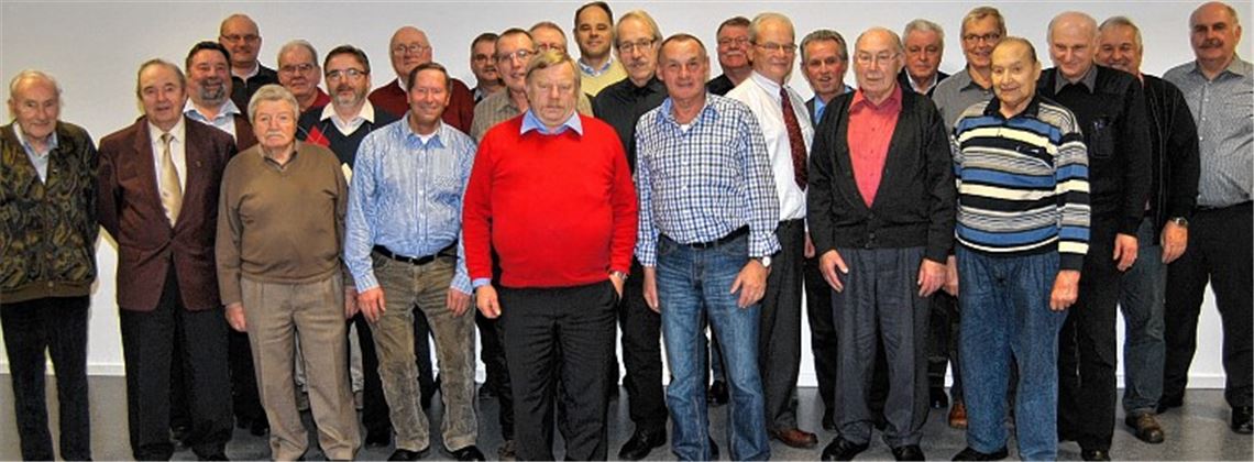 Die in der Vereinigung ehemaliger Kommandanten des Enzkreises organisierten Feuerwehrkameraden treffen sich in Knittlingen. Obmann Bernhard Benz (weißes Hemd, Mitte) spricht über das vergangene Jahr, aus der Verbandsarbeit berichtet Verbandsvorsitzender Martin Rühle (re.).