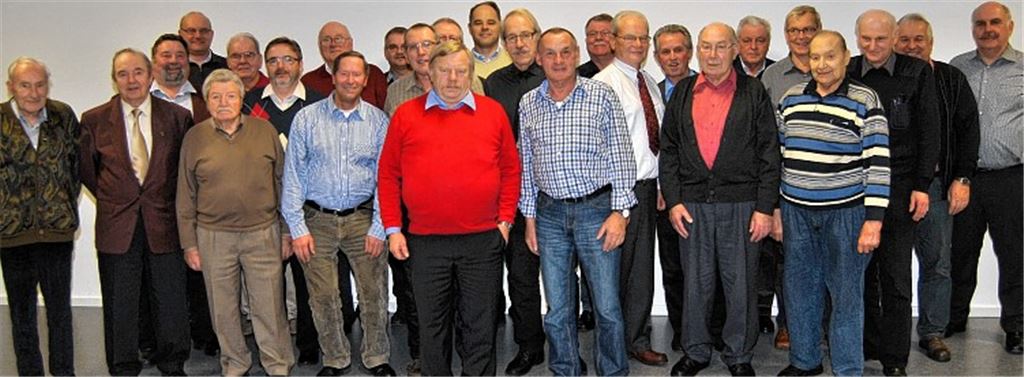 Die in der Vereinigung ehemaliger Kommandanten des Enzkreises organisierten Feuerwehrkameraden treffen sich in Knittlingen. Obmann Bernhard Benz (weißes Hemd, Mitte) spricht über das vergangene Jahr, aus der Verbandsarbeit berichtet Verbandsvorsitzender Martin Rühle (re.).