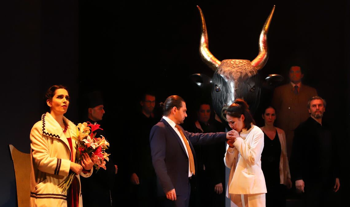 Die in jeder Hinsicht überzeugende Stamatia Gerothanasi (Elettra; li.), Santiago Bürgi (Idomeneo) und Jina Choi (Idamantes). Foto: Theater Pforzheim/Sabine Haymann