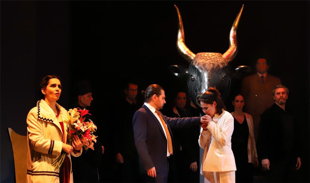 Die in jeder Hinsicht überzeugende Stamatia Gerothanasi (Elettra; li.), Santiago Bürgi (Idomeneo) und Jina Choi (Idamantes). Foto: Theater Pforzheim/Sabine Haymann