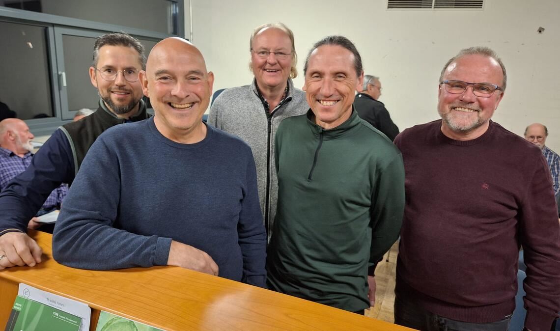 Die in jüngster Zeit zum Chor gestoßenen Verstärkungen des Lienzinger Männerchors mit Dirigent Carl Burger. Zwei neue Sänger fehlen laut Verein auf dem Bild, sie seien wegen der Grippewelle kurzfristig krankheitsbedingt ausgefallen. Foto: privat