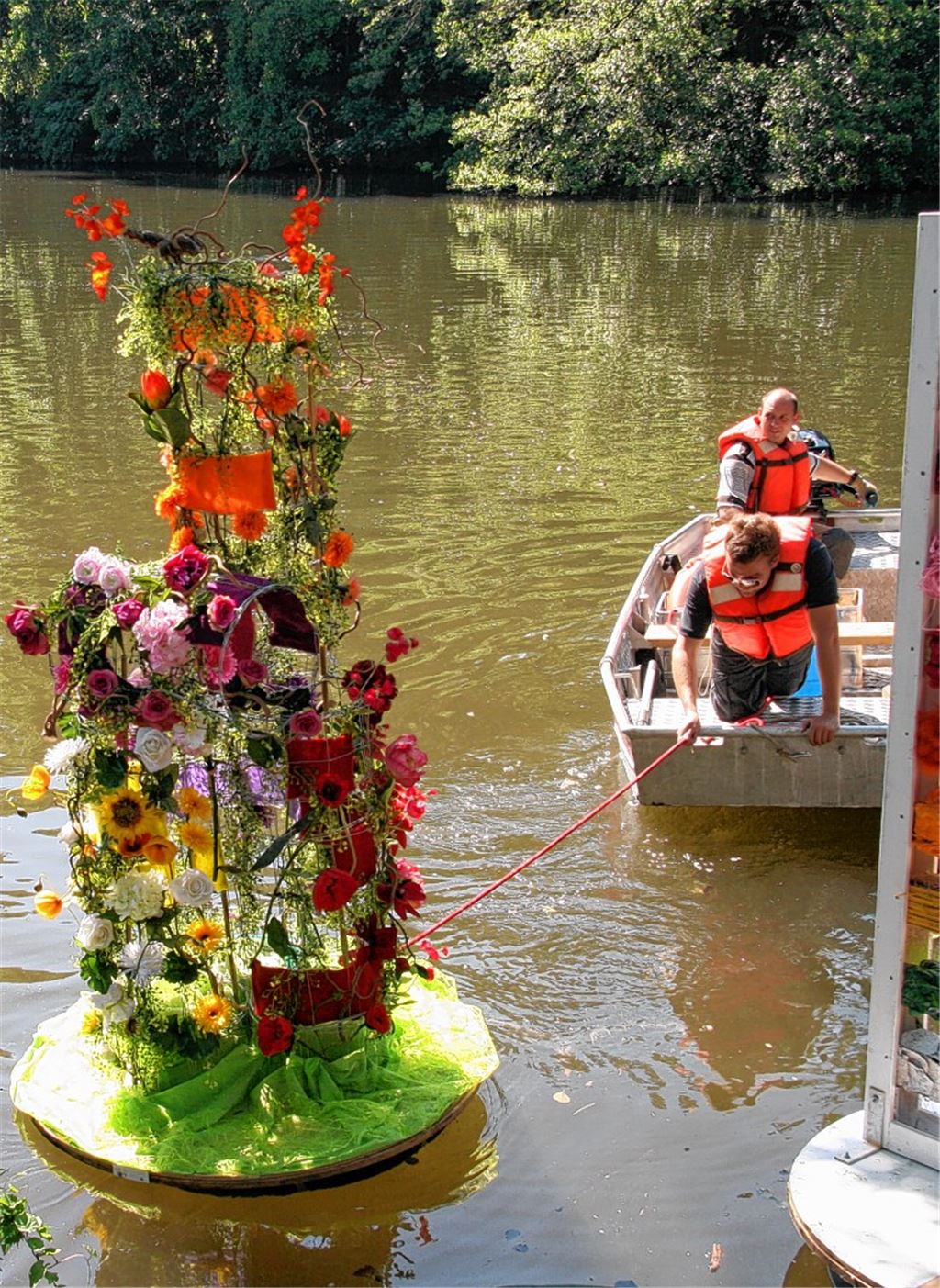 Die individuell gefertigten floristischen Kunstwerke ziehen die Blicke der Besucher auf sich. Beim Austausch der Objekte hilft die Feuerwehr Mühlacker.