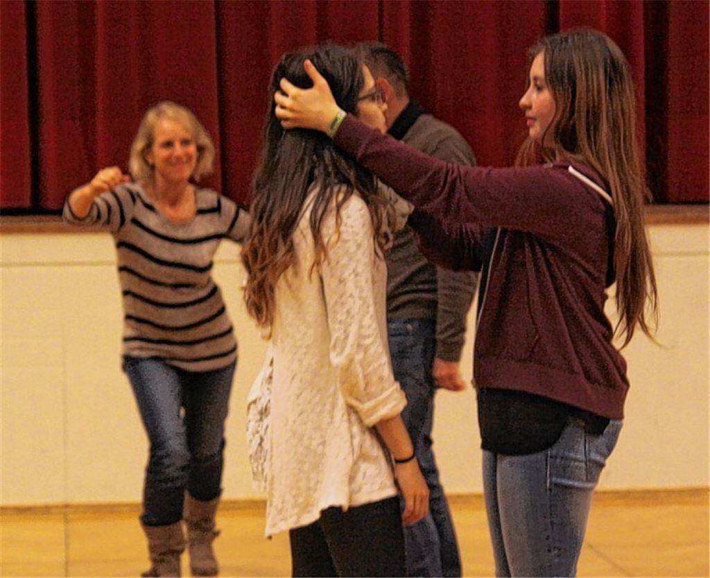 Die interkulturelle Theatergruppe probt unter der Leitung von Ralf Puhane (Bild rechts unten im Gespräch mit Christiane Bastian-Engelbert) im Uhlandbau.