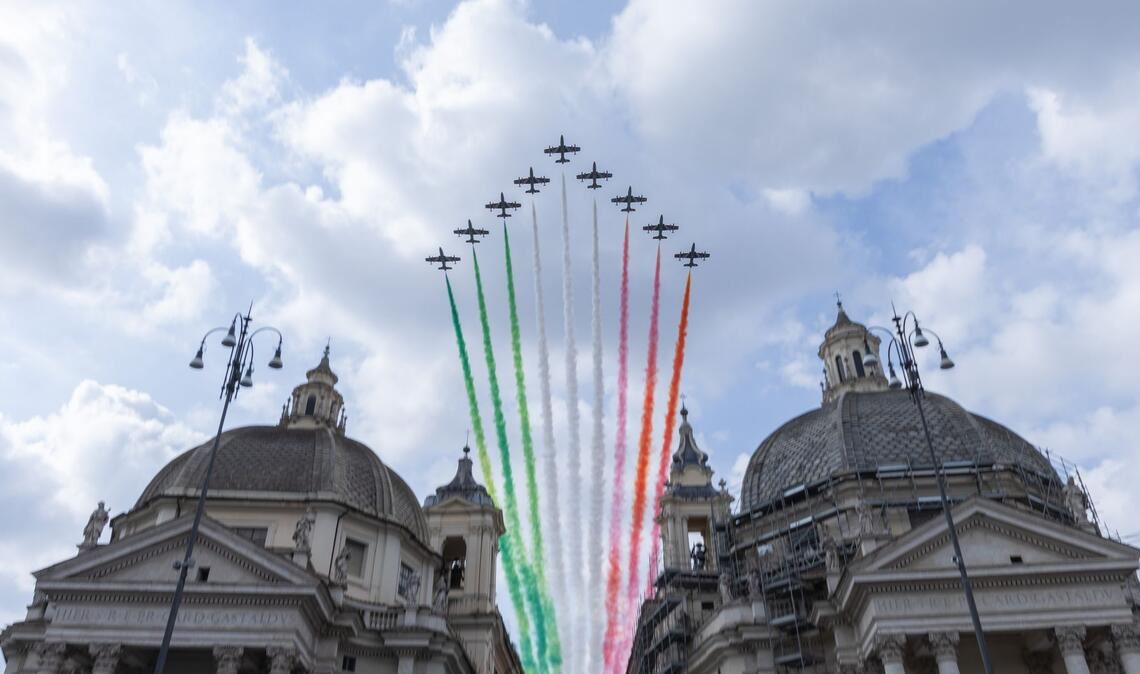 Die italienische Kunstflugstaffel "Frecce Tricolore" sprüht über der Piazza del Popolo in Rom anlässlich des 80. Jahrestages der italienischen Republik die italienischen Farben an den Himmel.