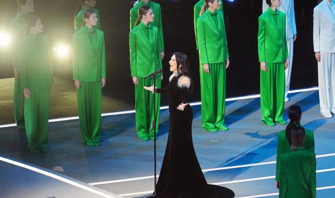 Die italienische Sängerin Laura Pausini singt während der Eröffnungsfeier die italienische Nationalhymne.