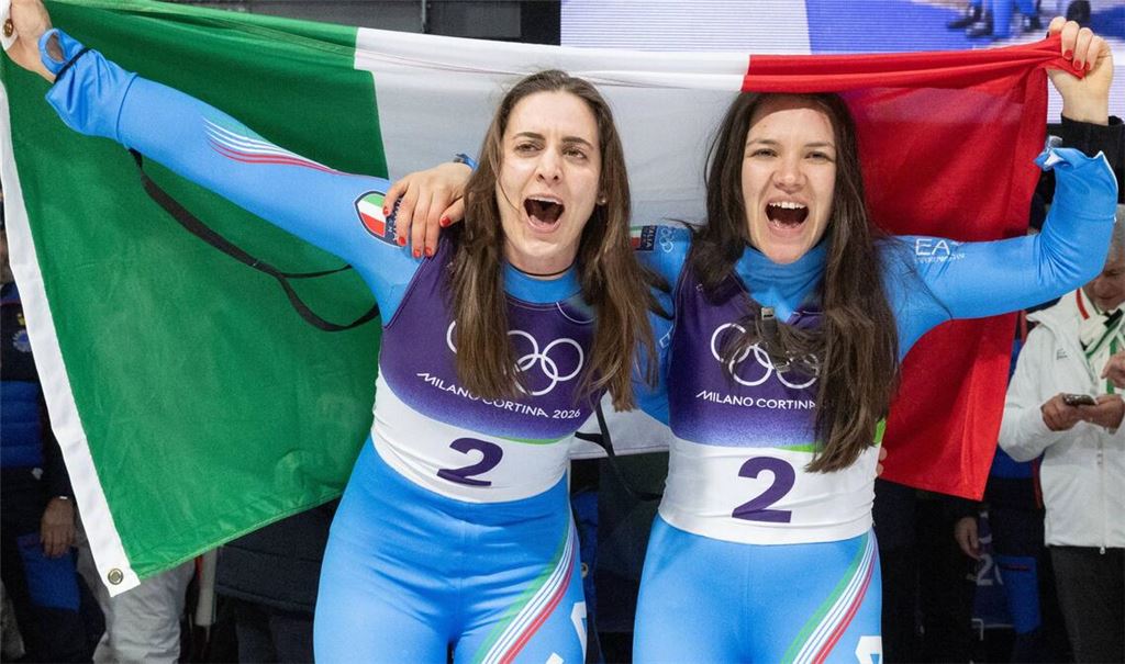 Die italienischen Rodlerinnen Andrea Vötter und Marion Oberhofer nach ihrem Gold-Coup im Doppelsitzer.