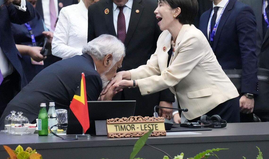 Die japanische Premierministerin Sanae Takaichi unterhält sich mit dem Premierminister von Osttimor, Xanana Gusmao, während eines Gipfeltreffens zwischen Japan und dem Verband Südostasiatischer Nationen in Kuala Lumpur.