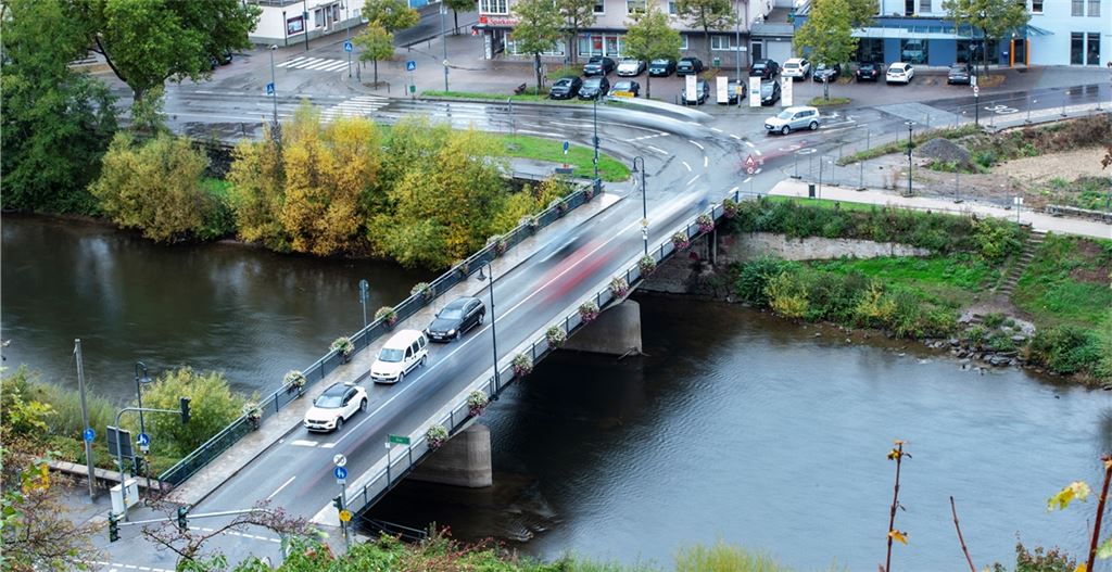 Die jetzige Herrenwaagbrücke über die Enz bei Dürrmenz muss durch einen Neubau ersetzt werden. Foto: Fotomoment