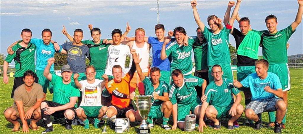 Die jubelnden Sieger: Auch 2013 wandert der Plattenpokal in die Vitrine des SV Iptingen. Fotos: Stahlfeld