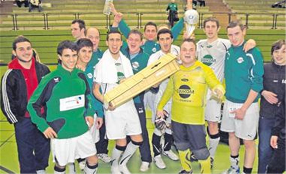 Die jubelnden Sieger der Spielvereinigung Zaisersweiher: Diese Mannschaft hat den Ball beim ersten Senderstadtcup in der Enztalhalle in Mühlacker einfach am besten unter Kontrolle. Fotos: Fotomoment