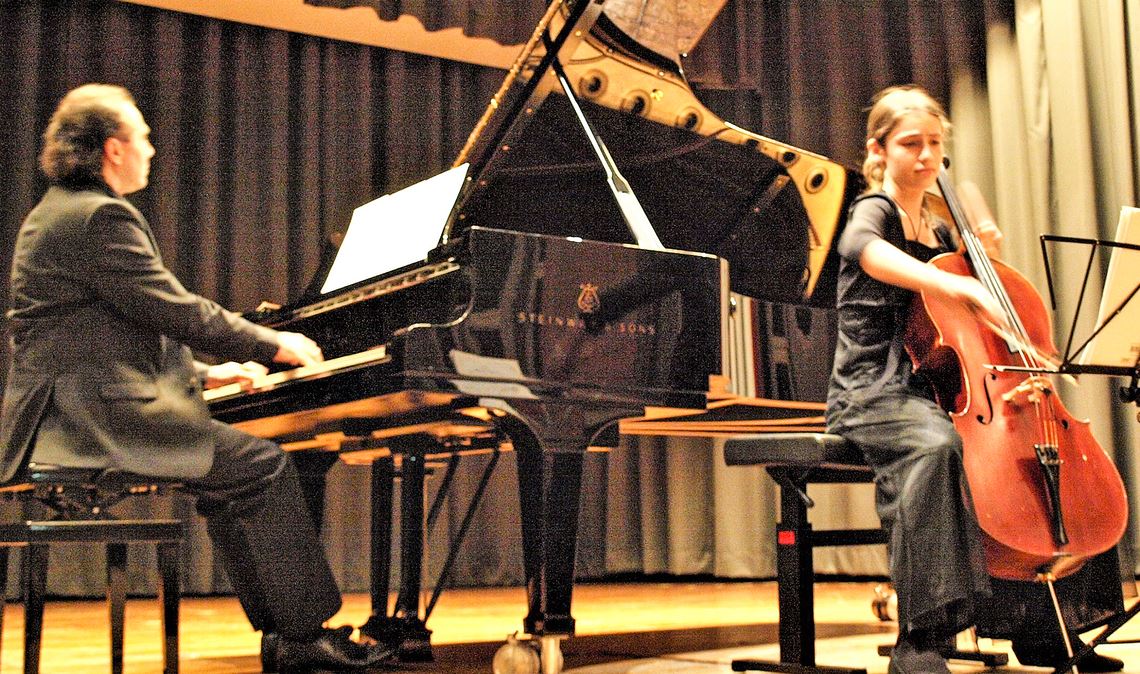 Die junge Cellistin Anna Meipariani und Pianist Boris Feiner werden für ihre Darbietungen vom Publikum im Uhlandbau begeistert gefeiert. Foto: Filitz