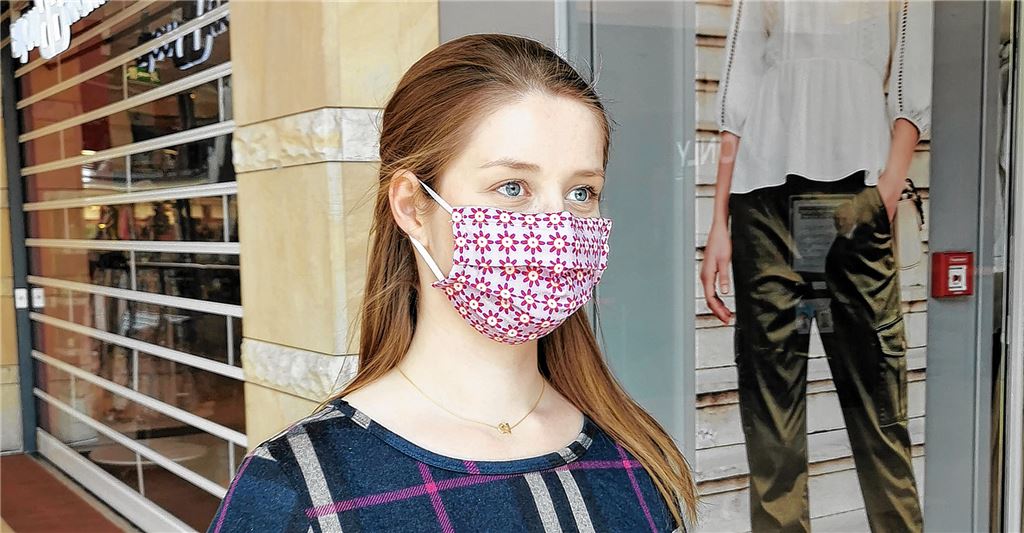 Die junge Frau weiß: Wer eine provisorische Maske trägt, schützt seine Mitmenschen. Insofern bleiben die Masken ein wichtiger Baustein im Kampf gegen eine neue Coronavirus-Welle. Foto: Hansen