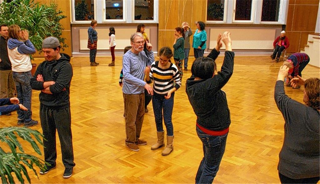 Die junge Internationale Theatergruppe stößt auf großes Interesse. Rollenspiele und andere Übungen prägen den Start.