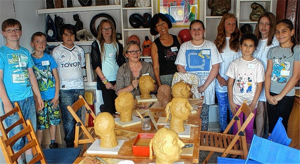 Die junge Künstlern und ihre Werke.