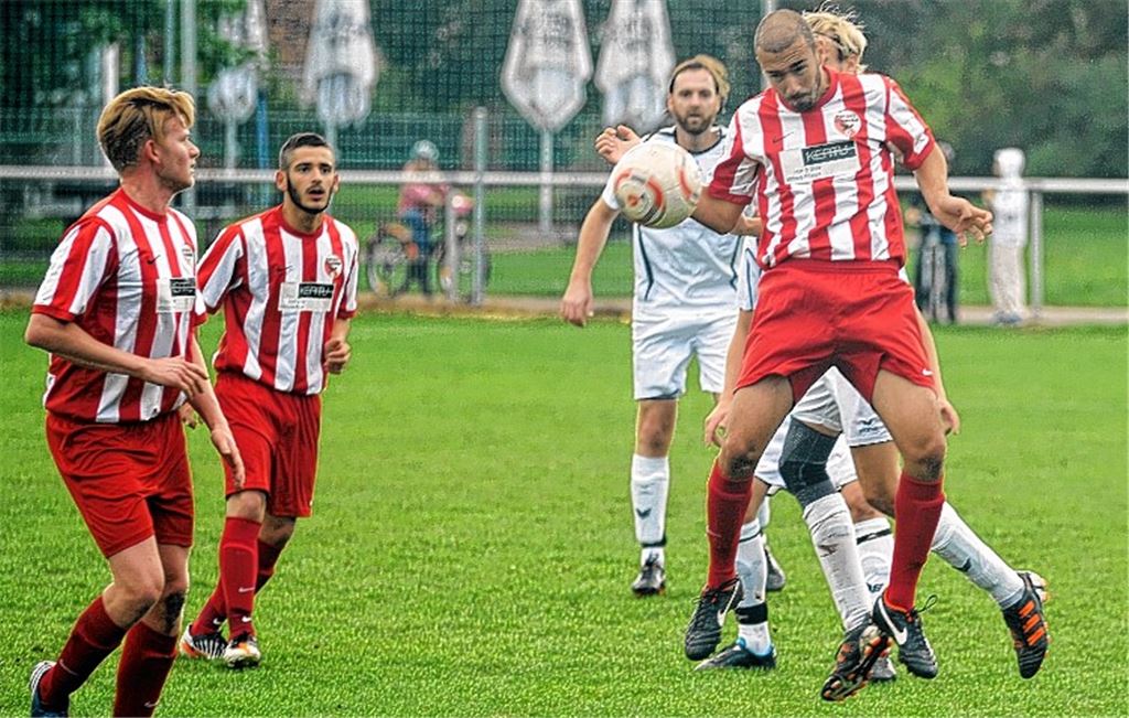 Die junge Mannschaft des TSV Wiernsheim (in Rot, hier gegen den FV Roßwag) tut sich schwer. In dieser Saison gab es noch keinen einzigen Sieg. Foto: Fotomoment