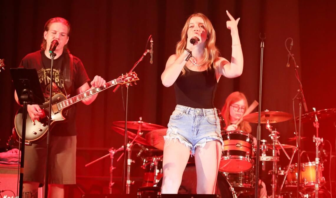 Die junge Sängerin Helena Hein-Talmon aus Knittlingen erlebt bei „Rock im Bad“ ein Heimspiel. Foto: privat