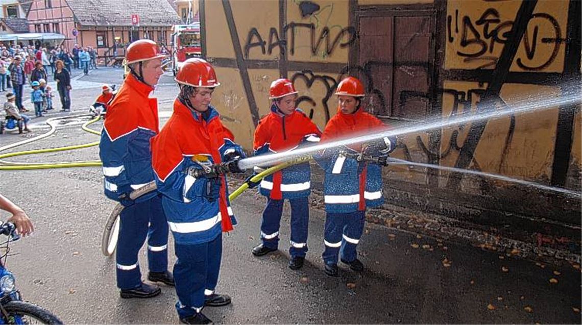 Die jungen Feuerwehrkräfte haben die Schläuche angeschlossen. Dem Löscheinsatz steht nichts mehr im Weg. Jetzt heißt es: Wasser marsch!