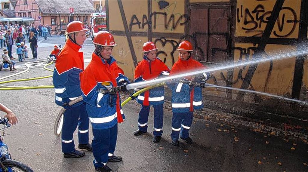 Die jungen Feuerwehrkräfte haben die Schläuche angeschlossen. Dem Löscheinsatz steht nichts mehr im Weg. Jetzt heißt es: Wasser marsch!