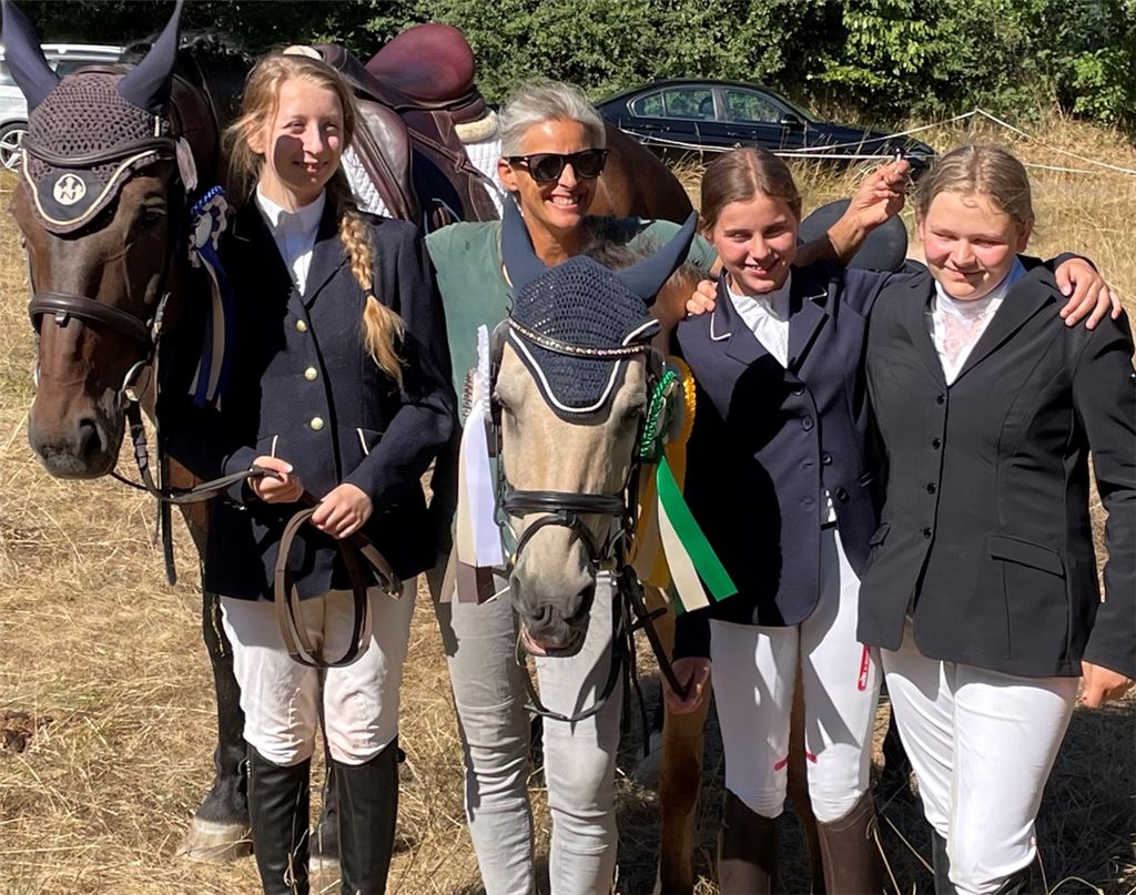 Die jungen Reiterinnen des RSC Cartango freuen sich über die guten Ergebnisse beim Turnier in Waghäusel-Wiesental. Foto: privat