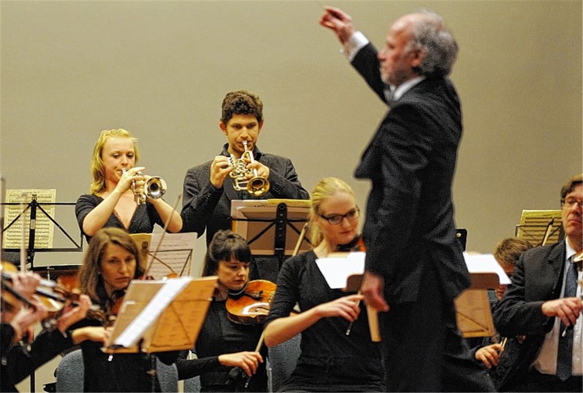 Die jungen Trompeter und Solisten Eline Beumer und Saleem Khan bestechen im Uhlandbau mit ihrer kristallklaren Intonation. 