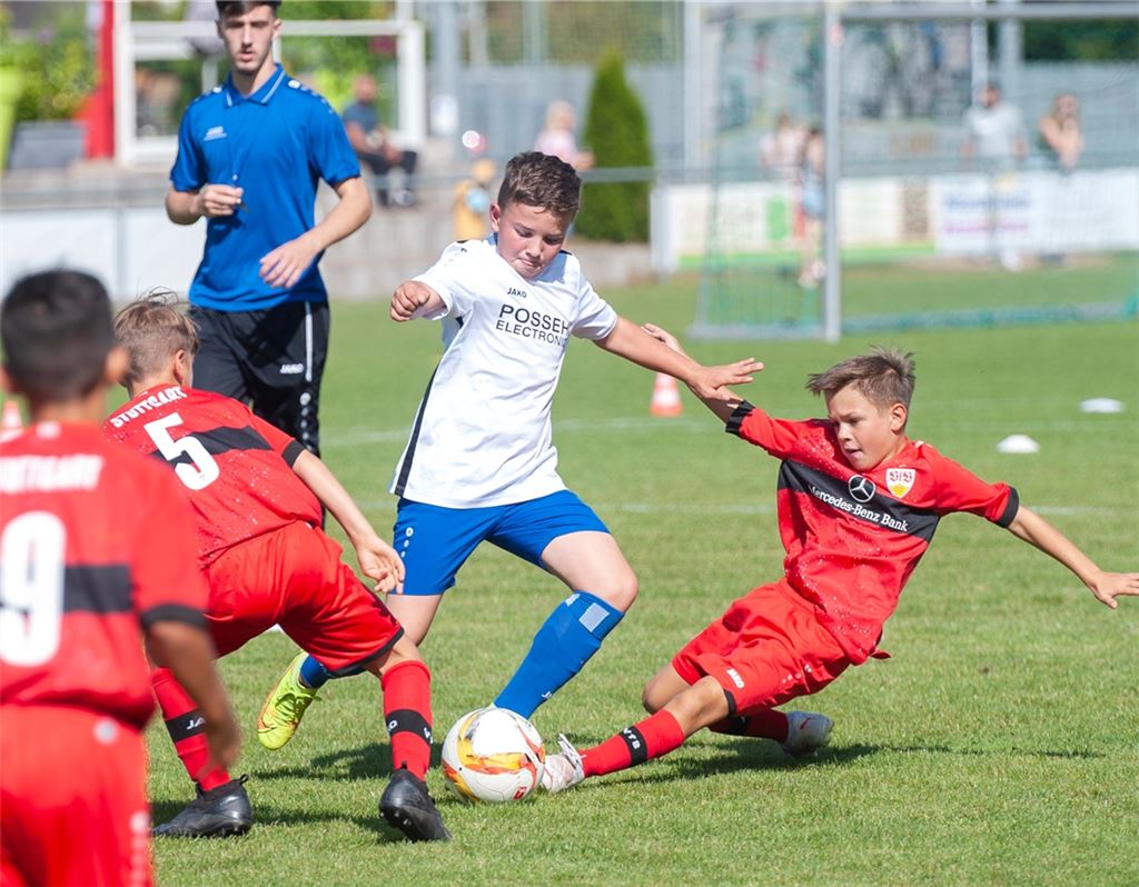 Die jungen Viktoria-Kicker (weißes Trikot) zeigen beim Turnier auf heimischem Rasen gegen Teams wie den VfB Stuttgart ein starkes Durchsetzungsvermögen. Foto: Fotomoment
