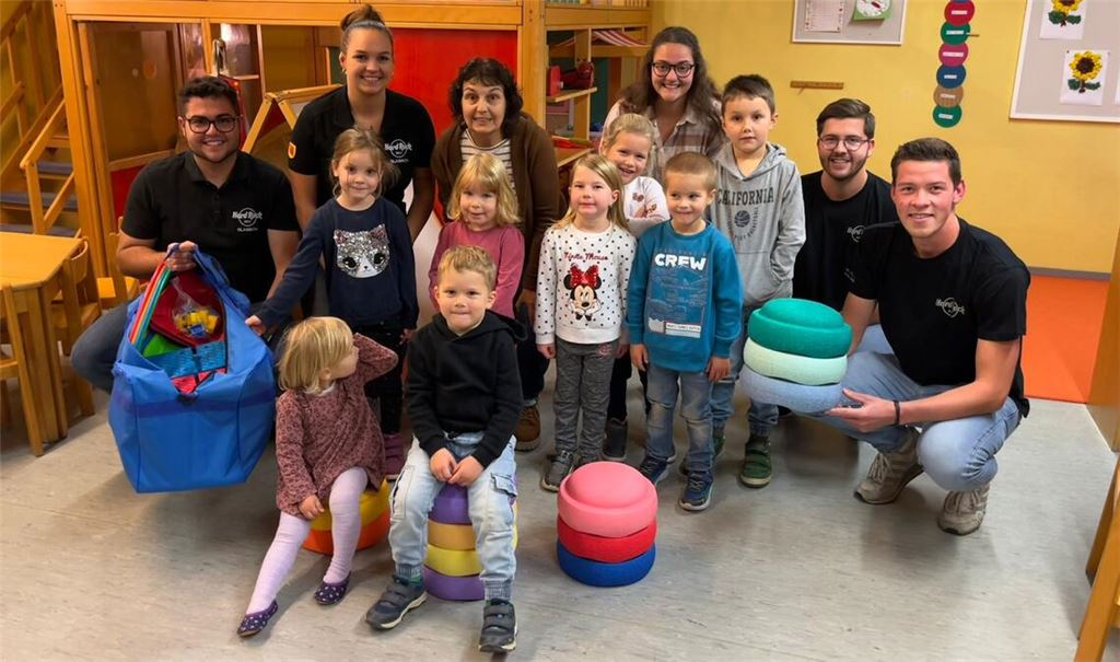 Die kleine Delegation des Jugendraum-Vereins in Großglattbach bei der Spendenübergabe im Kindergarten. Foto: privat