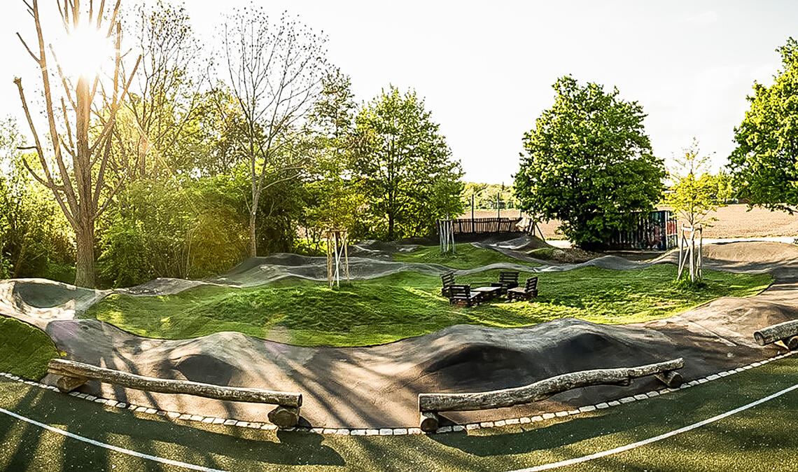 Zuschuss für großen Pumptrack in Mühlacker Die kleine Variante: Eine erste Studie zeigt, wie die Mini-Pumptrack-Anlage in den Enzgärten aussehen könnte. Gleichzeitig machen auch die Pläne für eine große Version am Ortseingang aus Richtung Enzberg Fortschritte. Grafik: privat