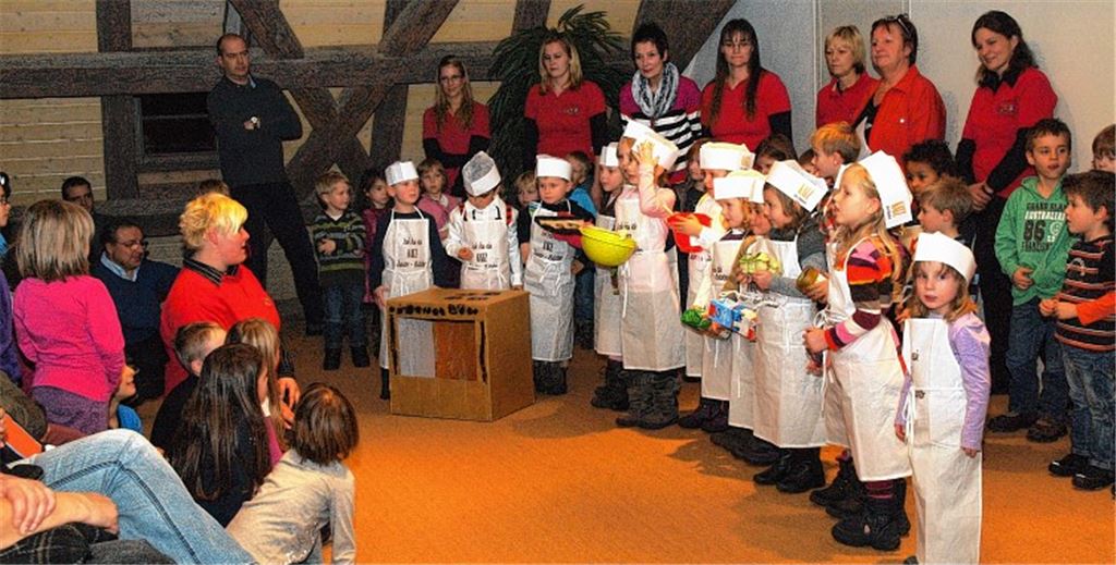Die kleinen Bäcker aus der Weihnachtsbäckerei der Villa Rot des Kinderhauses Öläcker setzen optisch und akustisch Akzente.