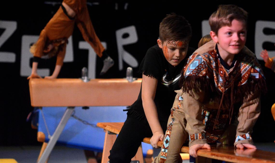 Die kleinen Indianer vom Bubenturnen katapultieren die vollbesetzte Tribüne zurück in die Zeit des Wilden Westens.