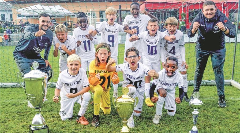 Die kleinen Kicker des Turniersiegers jubeln selbstverständlich über die größte Trophäe. Foto: Stahlfeld