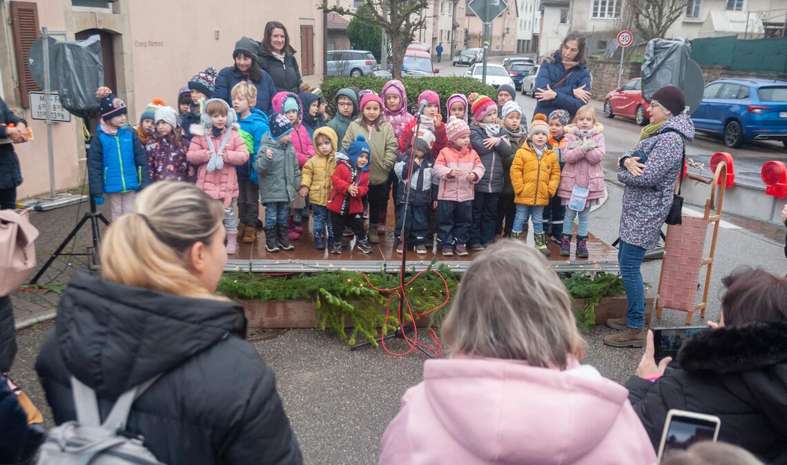 „Die kleinen Strolche“ singen „Lasst uns froh und munter sein“. Foto: Fotomoment
